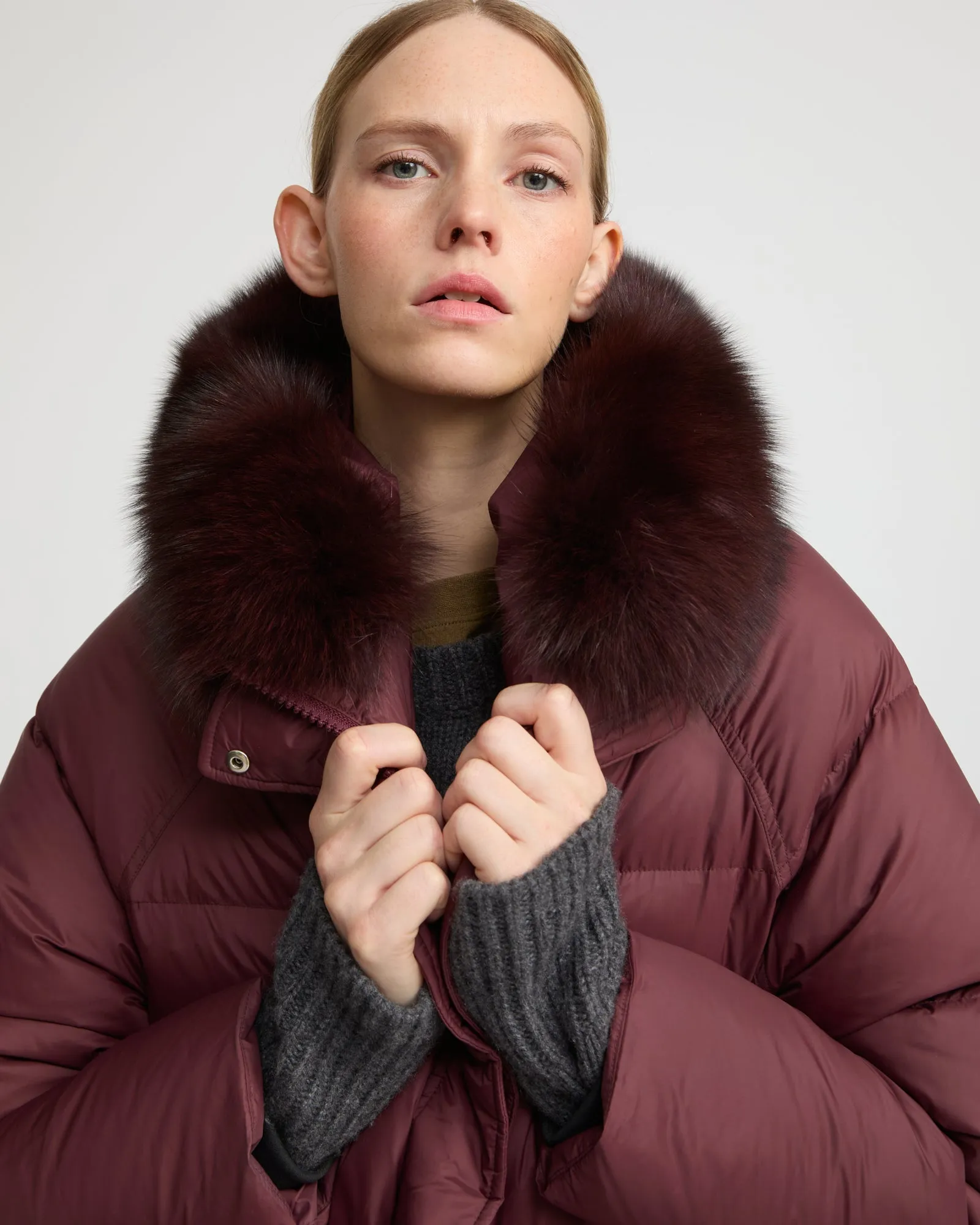 Doudoune longue manches raglan garniture fourrure de renard sold by Yves Salomon