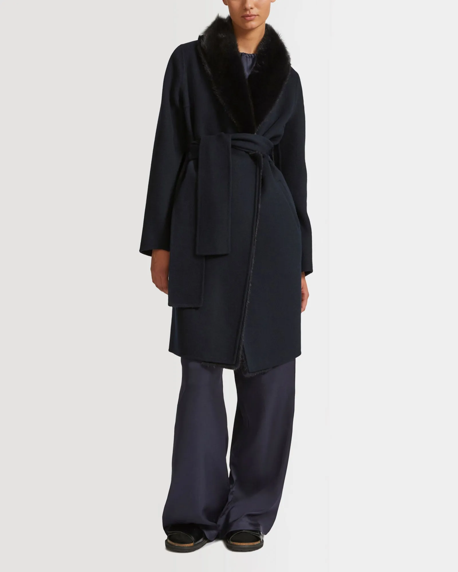 Manteau en lainage cachemire avec col et fourrure de vison sold by Yves Salomon