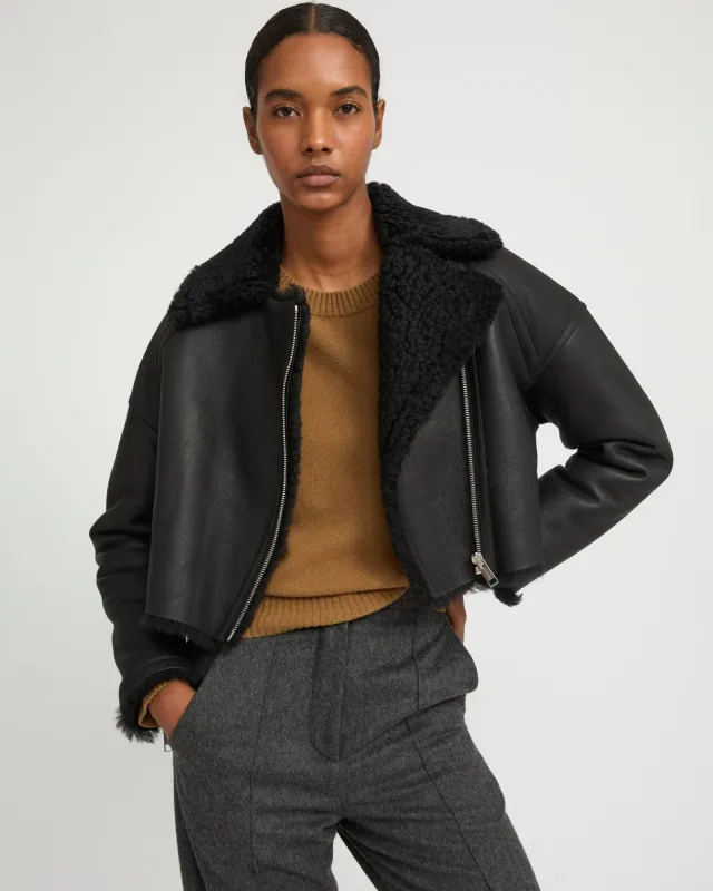 Perfecto croppé en peau lainée mérinos vernis sold by Yves Salomon