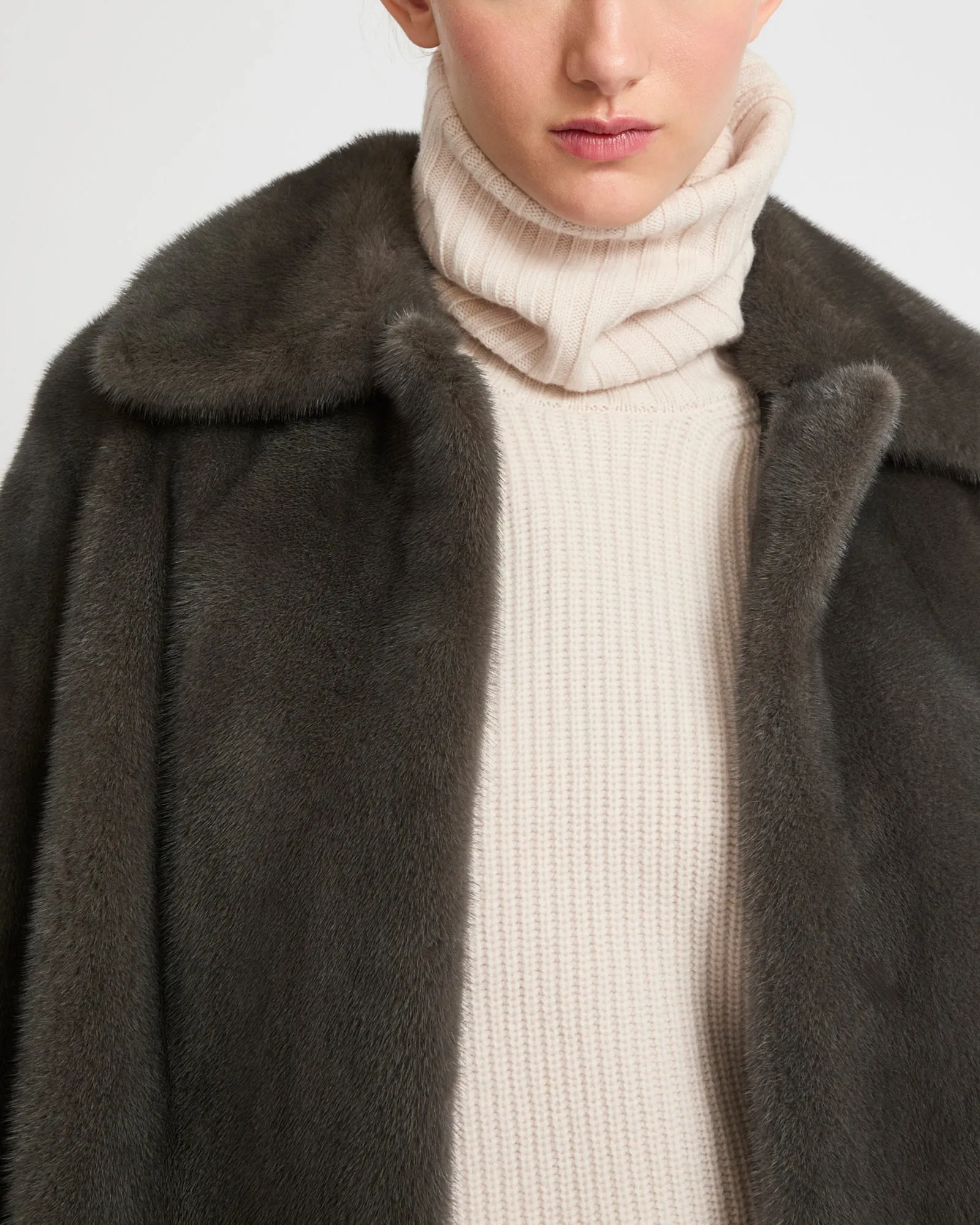 Veste courte en fourrure de vison à poils longs sold by Yves Salomon product image thumbnail 3