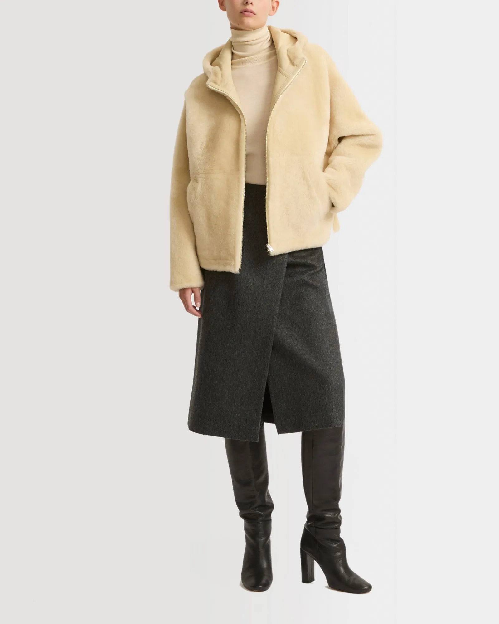 Veste à capuche en peau lainée sold by Yves Salomon