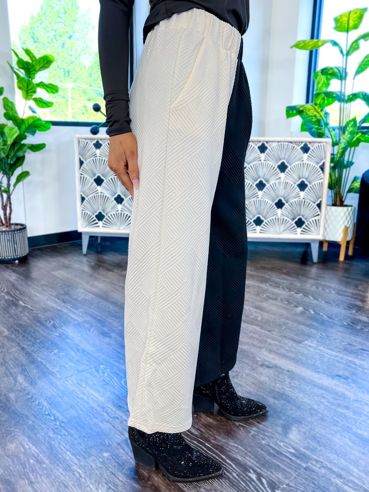 Cream & Black Colorblock Crop Pants sold by ZZs product image thumbnail 4