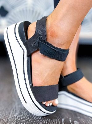 Black Odelia Platform Sandals [NO RETURNS] sold by ZZs