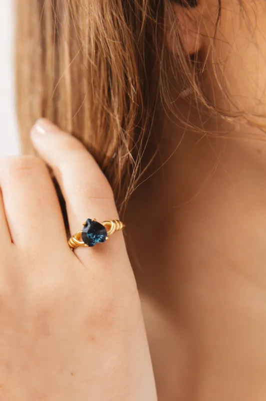 Blue Immortelle ring made by Balzac Paris