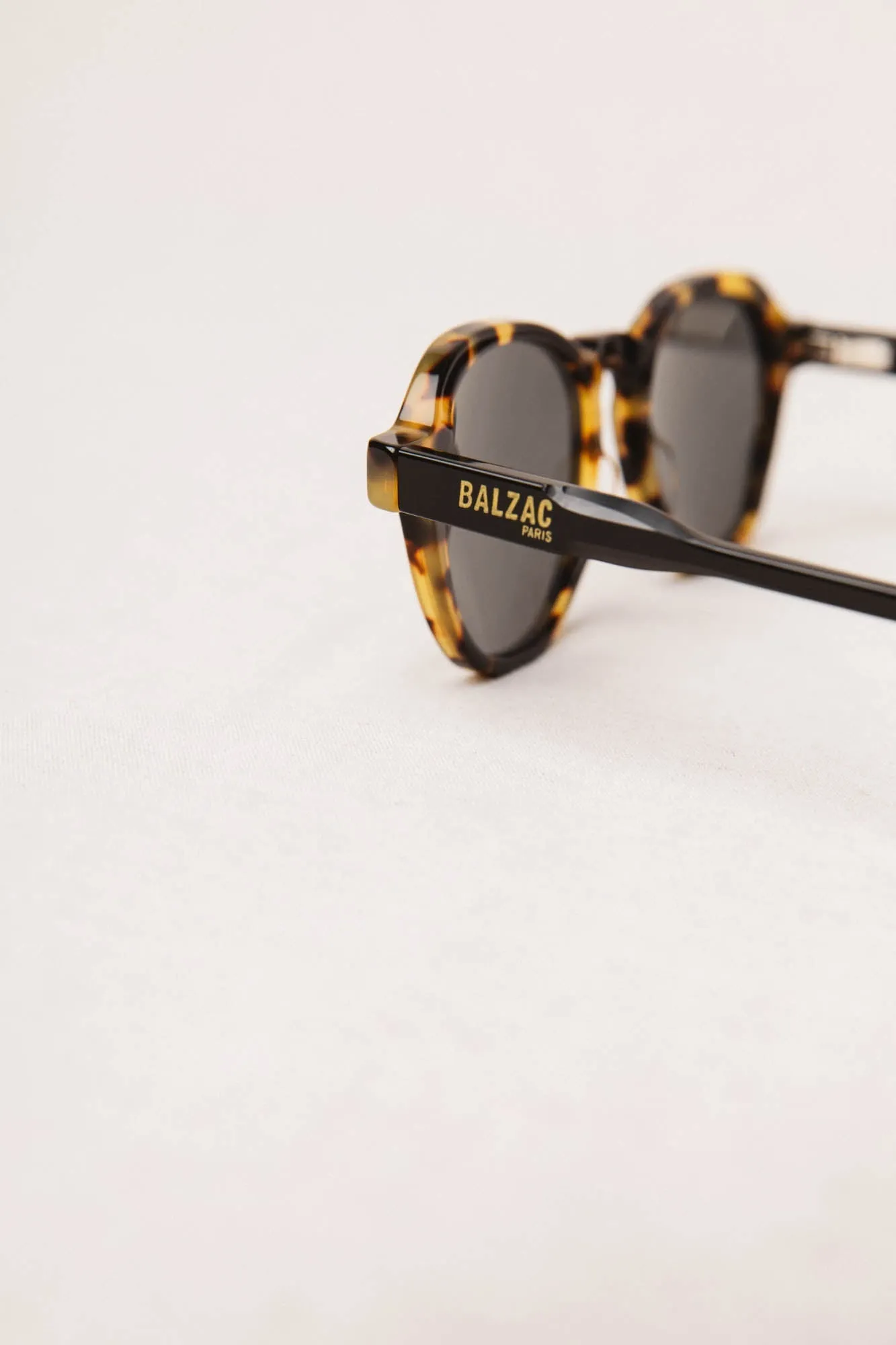 Jacques tortoise and black glasses sold by Balzac Paris product image thumbnail 4