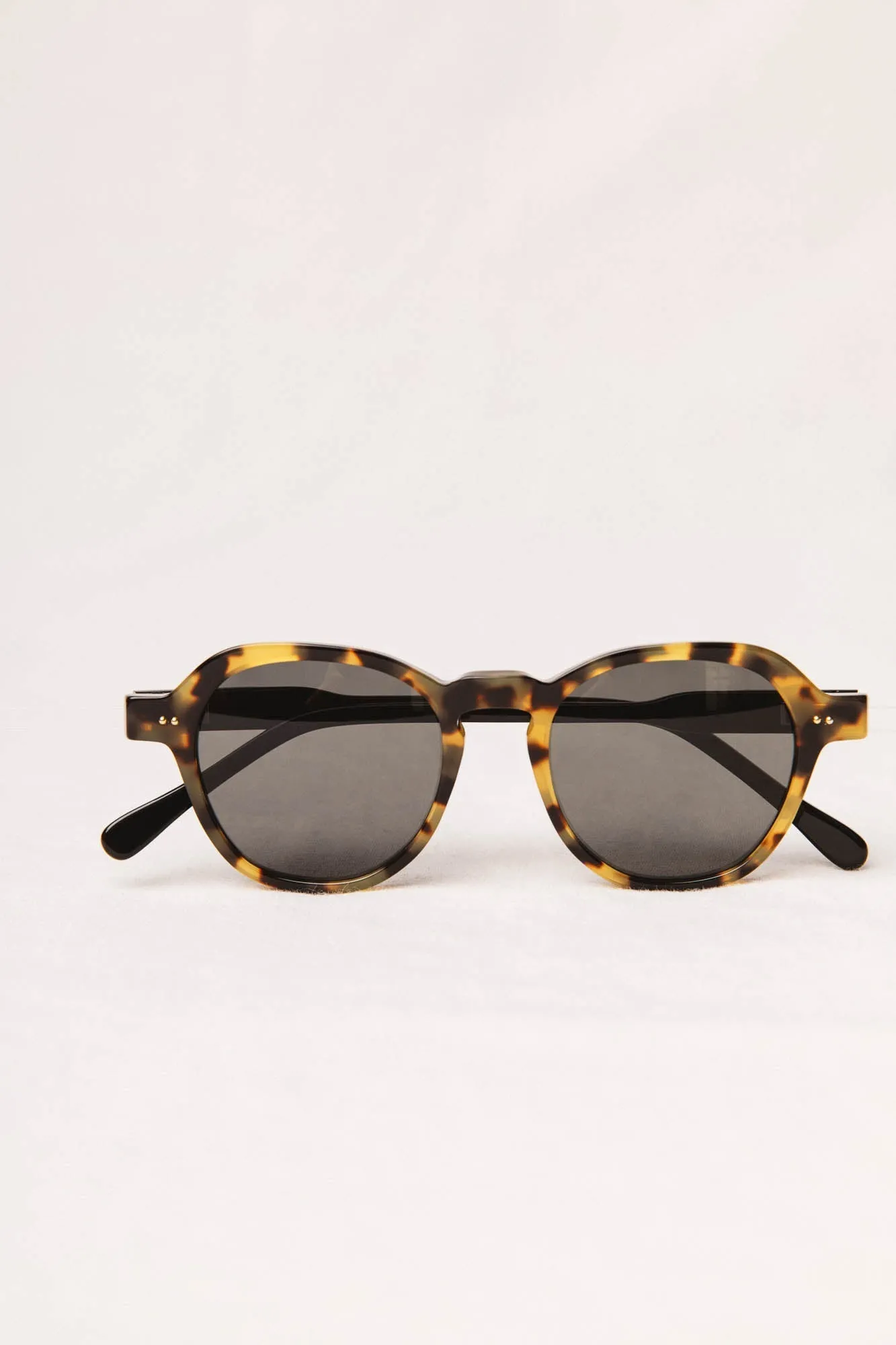 Jacques tortoise and black glasses sold by Balzac Paris product image thumbnail 2