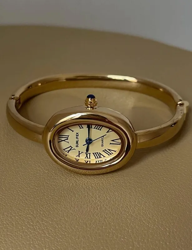 Trendy Oval Dail Gold Quartz Watch made by Kins Collective