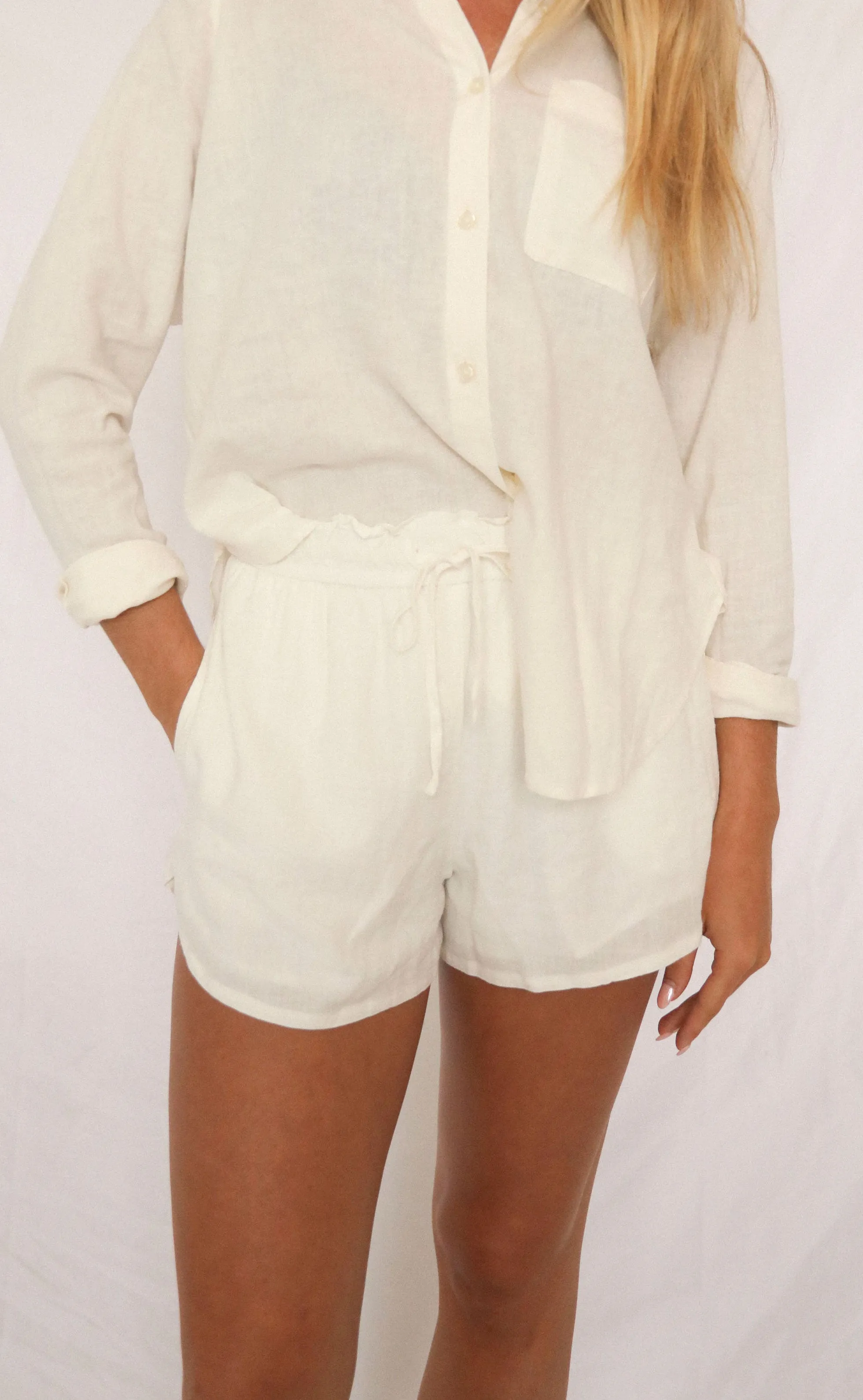 z supply: the perfect linen shorts - white sold by RIFFRAFF product image thumbnail 2