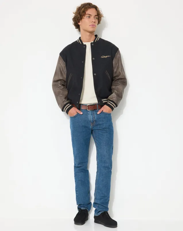 MARINEBLAUE JEANS AUS GERADEEM DENIM made by Chevignon
