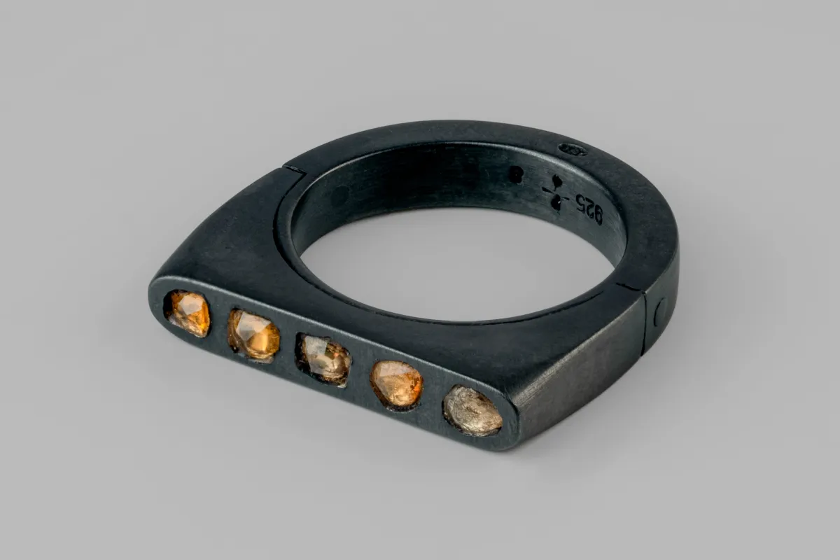 Sistema Ring (Mega Pavé, Orange Sapphire Faceted Slabs, Oval, 4mm, KA+OSAF) sold by Parts of Four