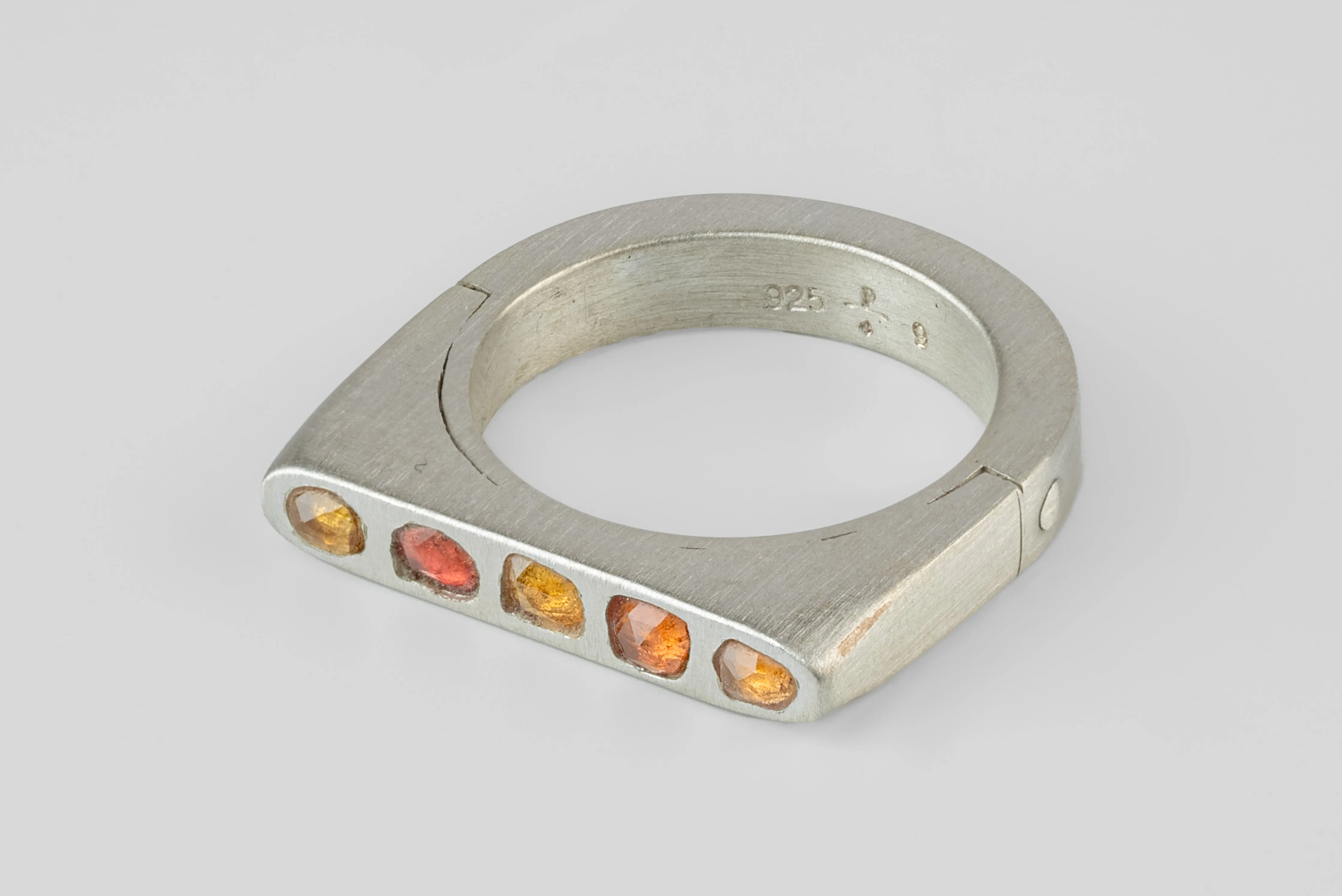 Sistema Ring (Mega Pavé, Orange Sapphire Faceted Slabs, Oval, 4mm, MA+OSAF) sold by Parts of Four
