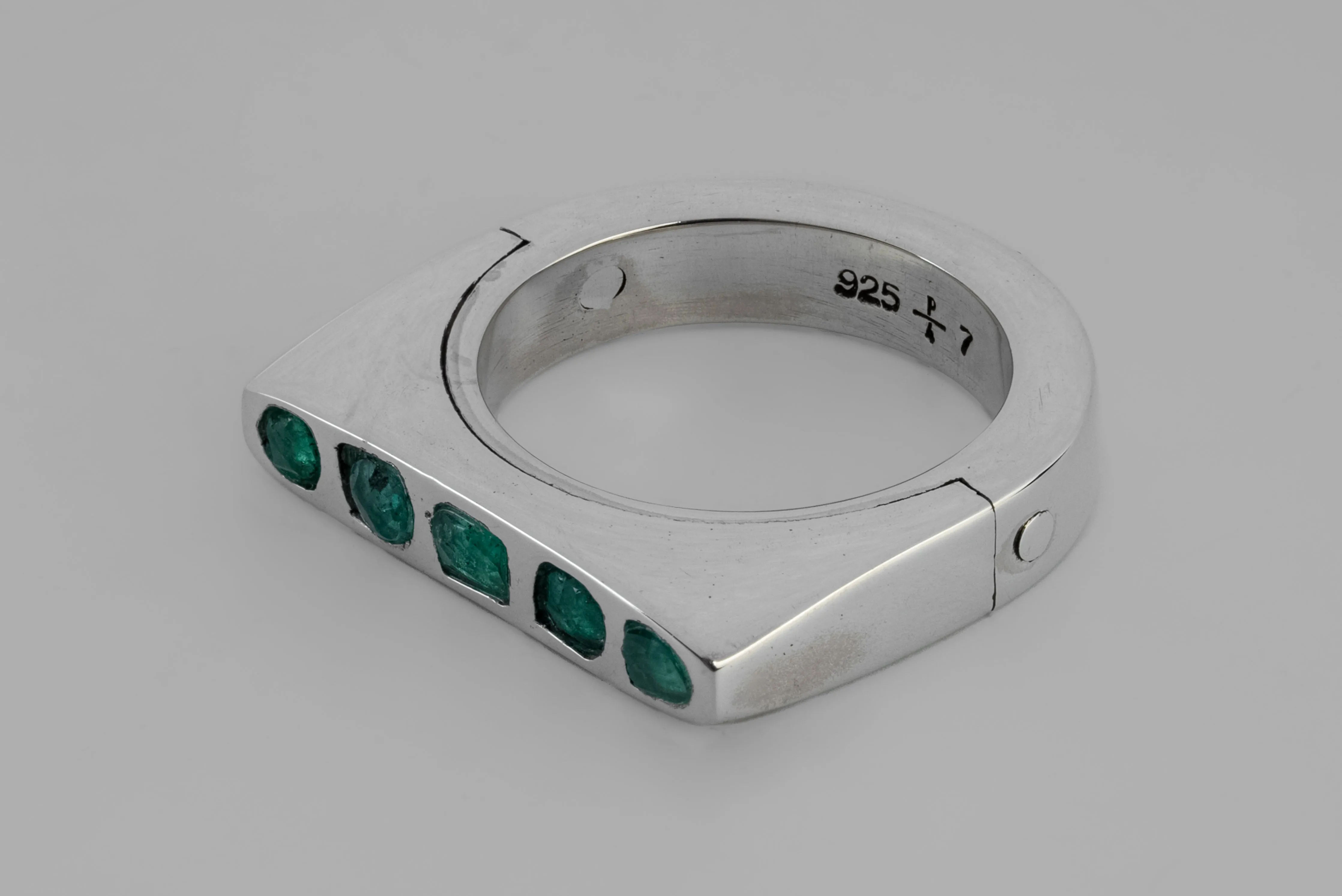 Sistema Ring (Mega Pavé, Emerald, Oval, 4mm, PA+EMER) sold by Parts of Four