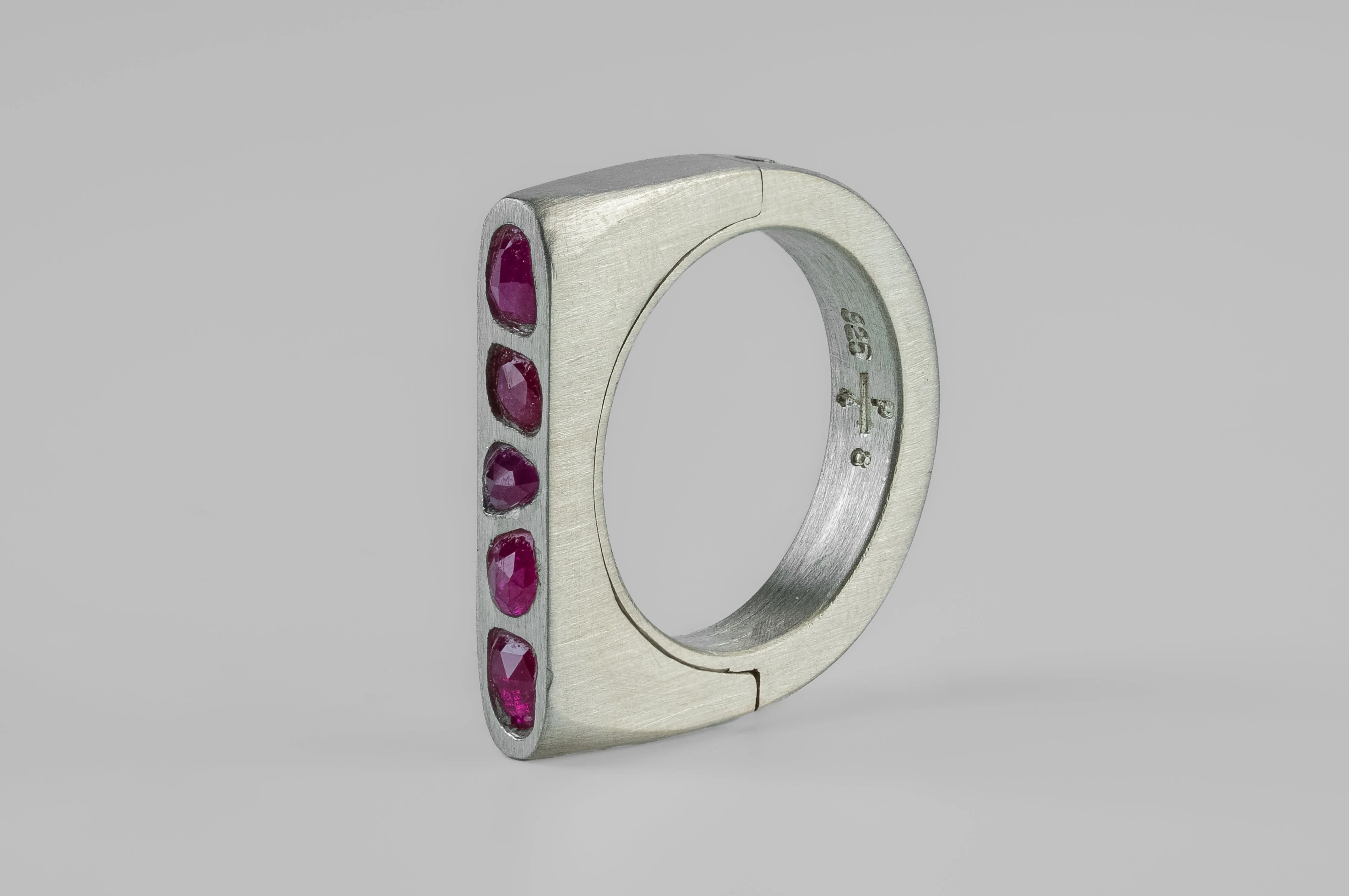 Sistema Ring (Mega Pavé, Ruby Slices, Oval, 4mm, MA+RUB) sold by Parts of Four product image thumbnail 2