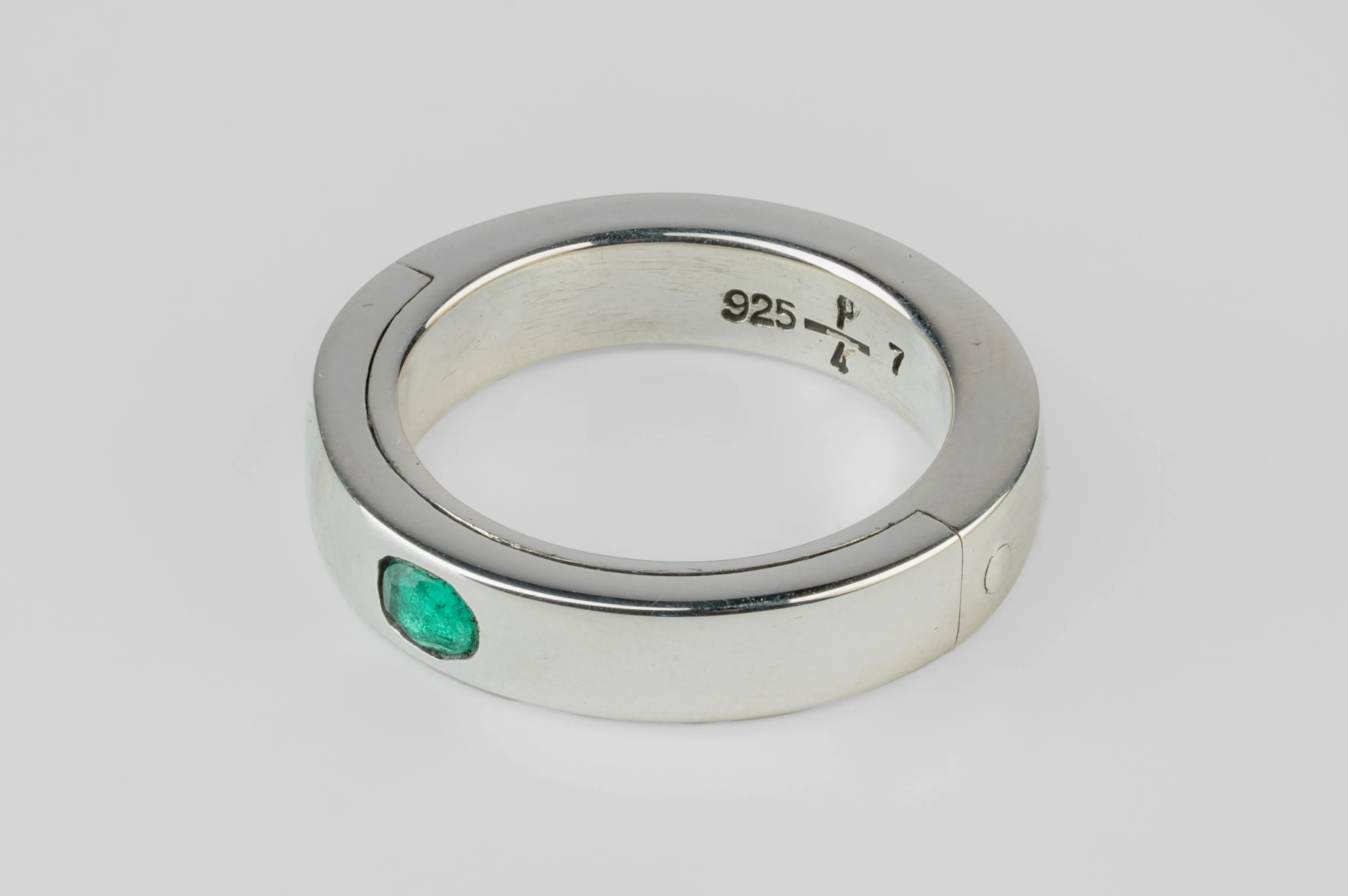 Sistema Ring (0.1 CT, Emerald, 4mm, PA+EMER) sold by Parts of Four