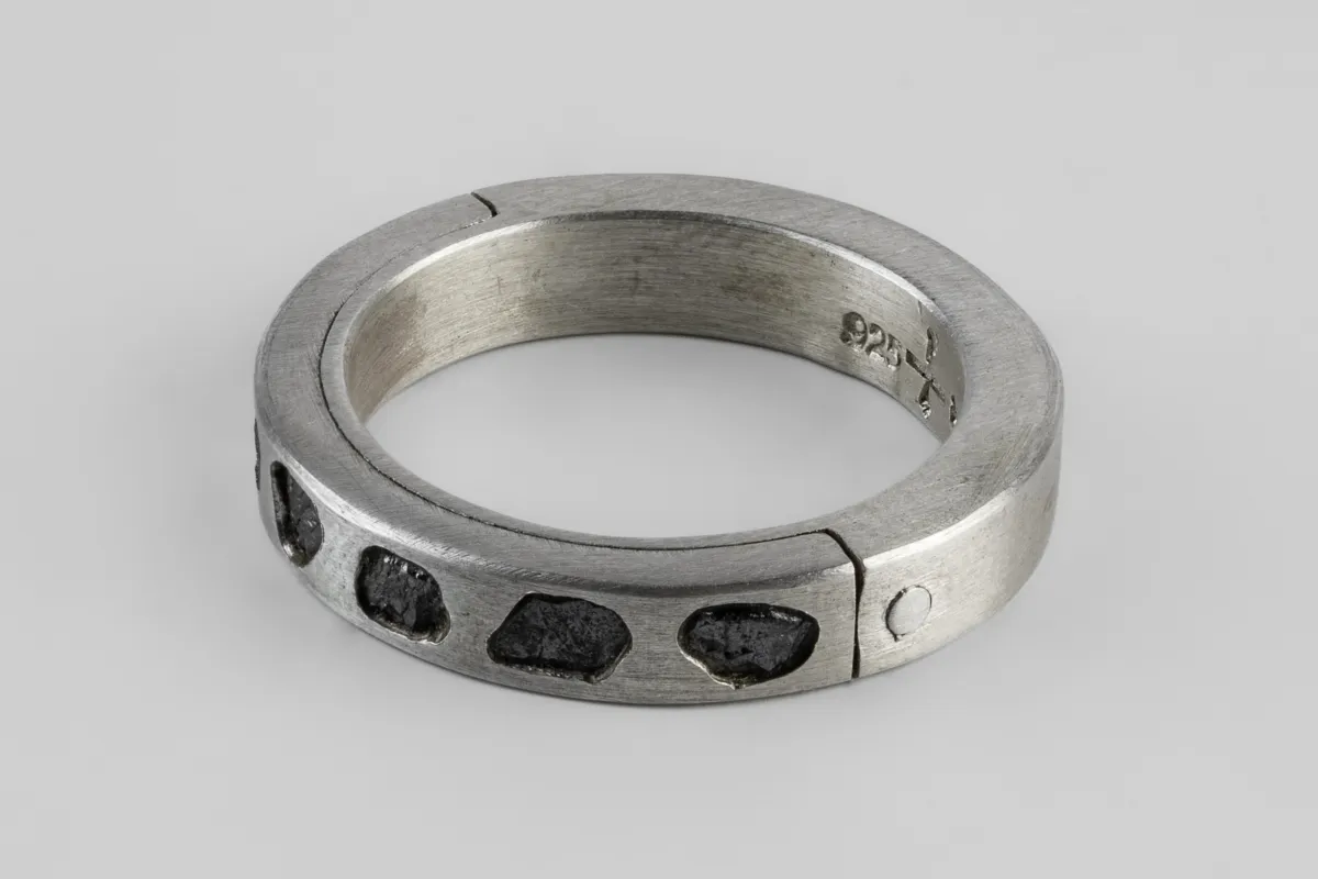 Sistema Ring (Mega Pavé, Black Diamond Fragments, 4mm, MA+KFRDIA) sold by Parts of Four