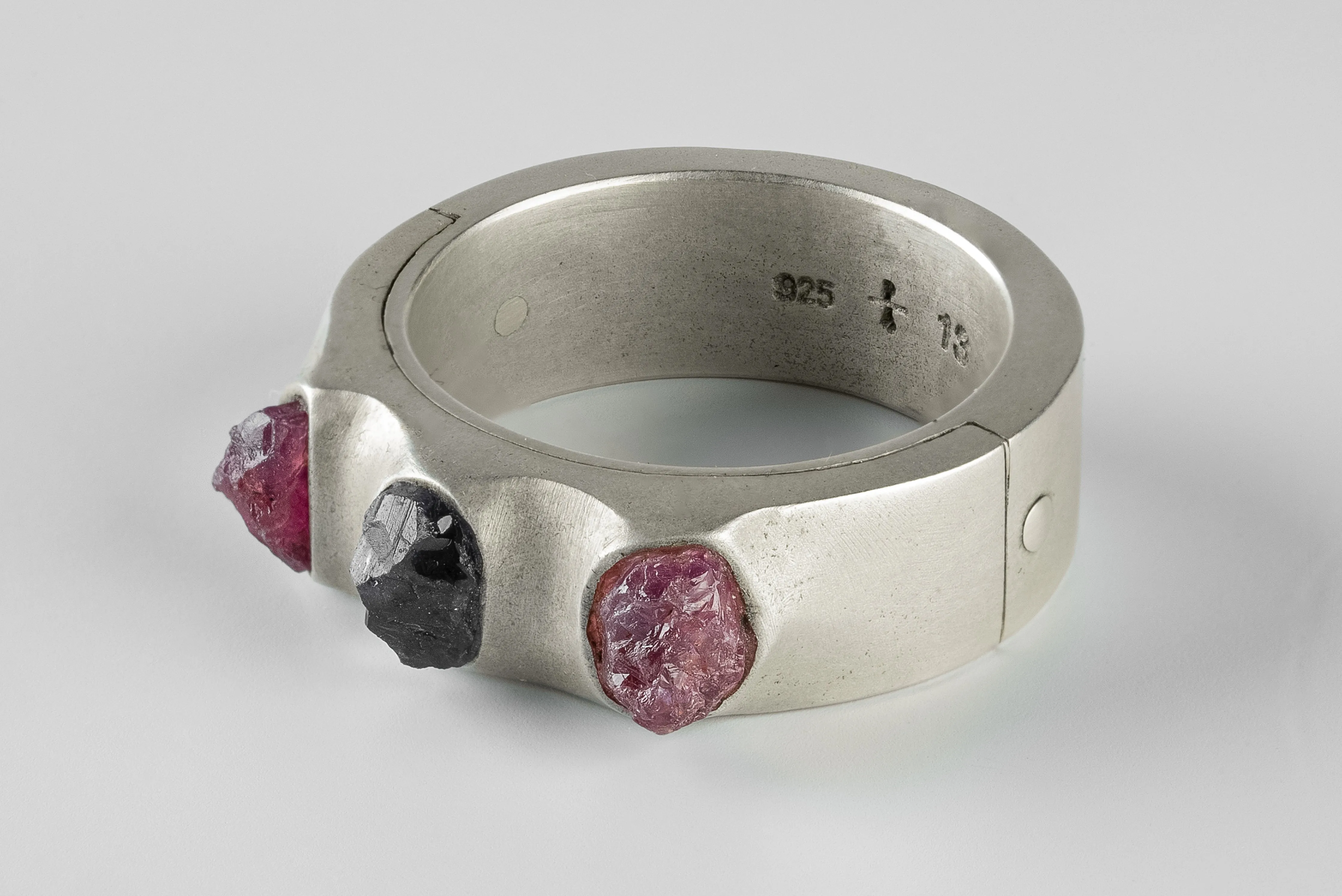 Sistema Ring (Terrestrial Surfaced, 3 Winza Sapphires, 9mm, DA+WIS) sold by Parts of Four