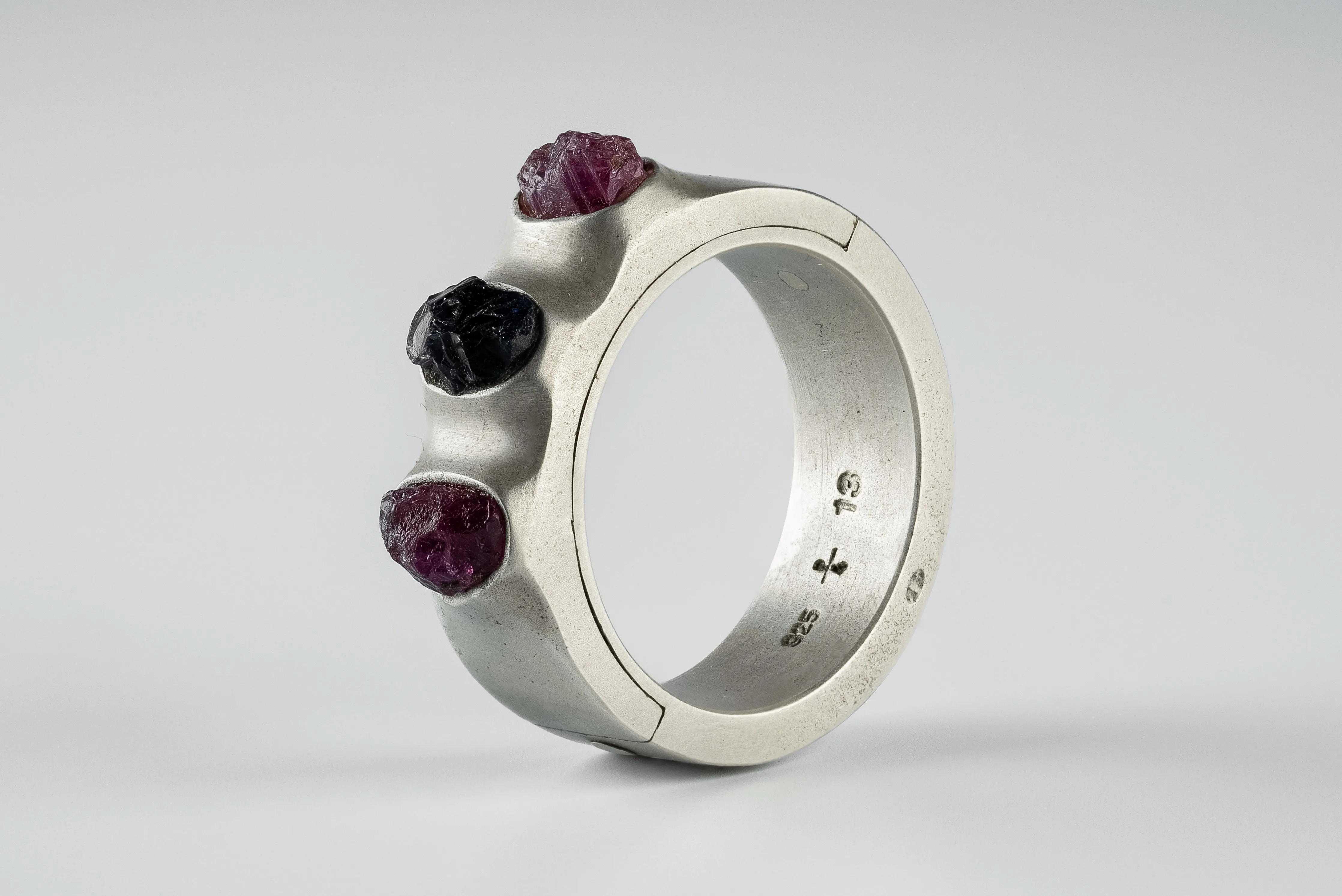 Sistema Ring (Terrestrial Surfaced, 3 Winza Sapphires, 9mm, DA+WIS) sold by Parts of Four product image thumbnail 3