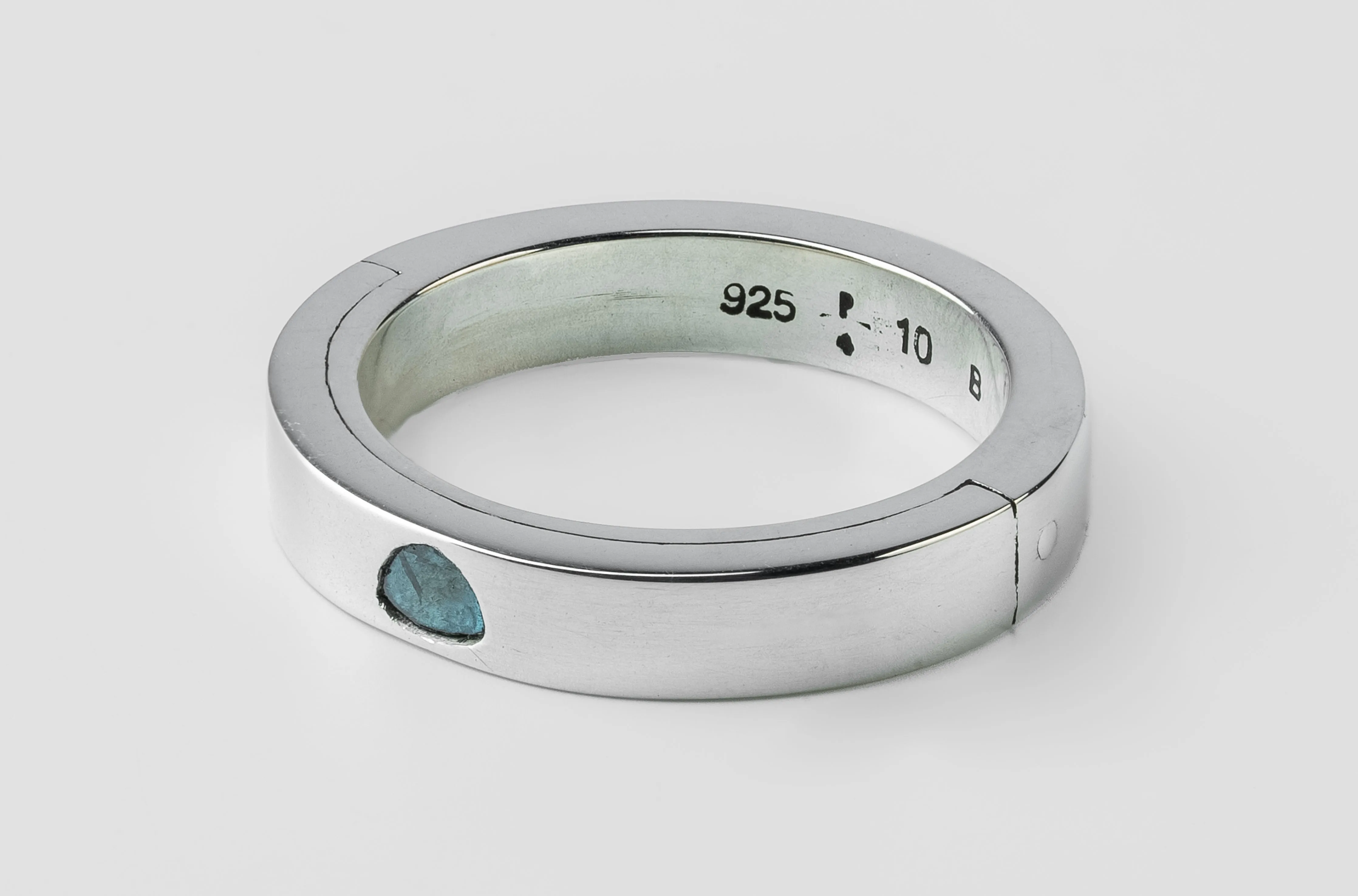 Sistema Ring (0.1 CT, Blue Diamond Slab, 4mm, PA+BDIA) sold by Parts of Four