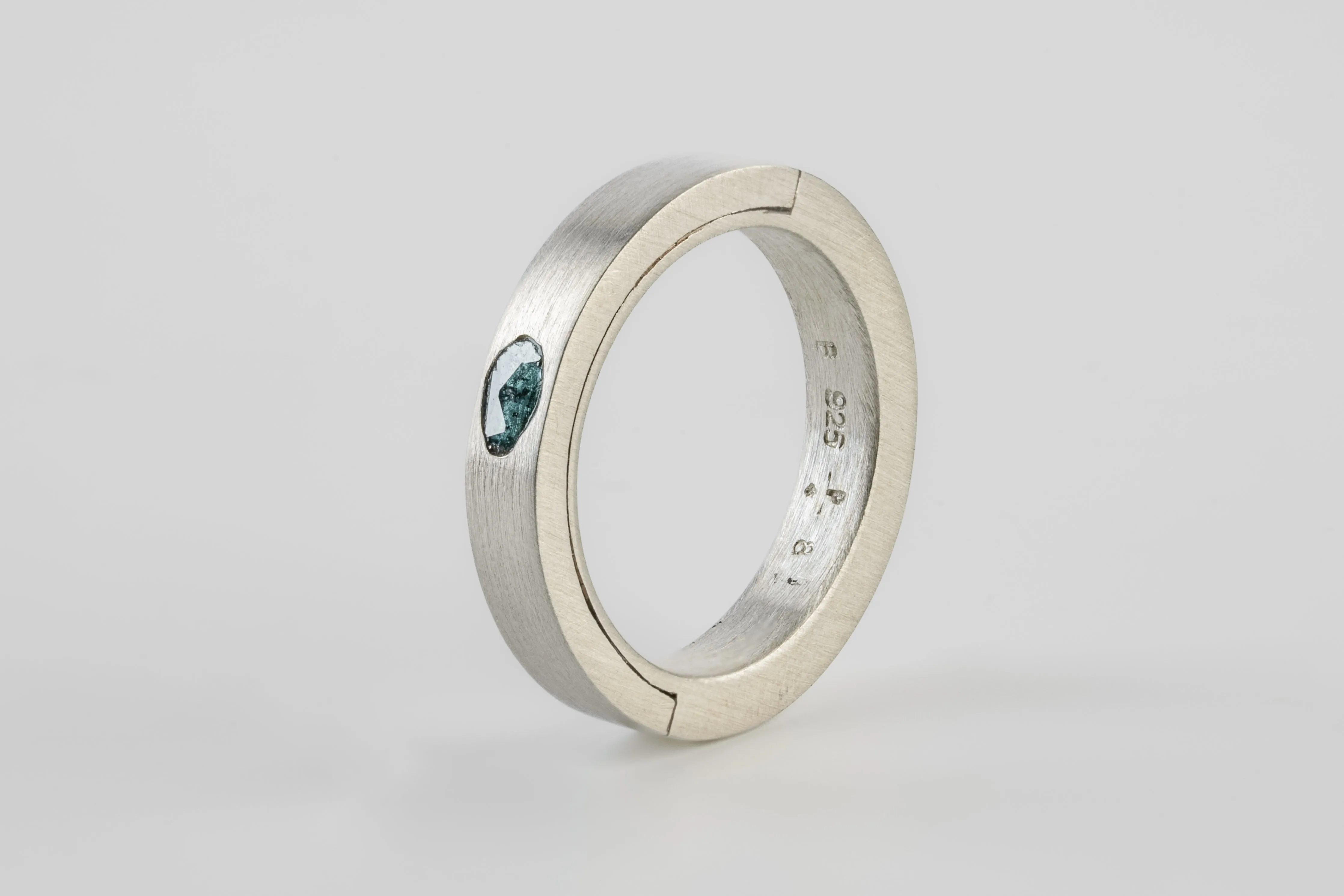 Sistema Ring (0.1 CT, Blue Diamond Slab, 4mm, MA+BDIA) sold by Parts of Four product image thumbnail 2