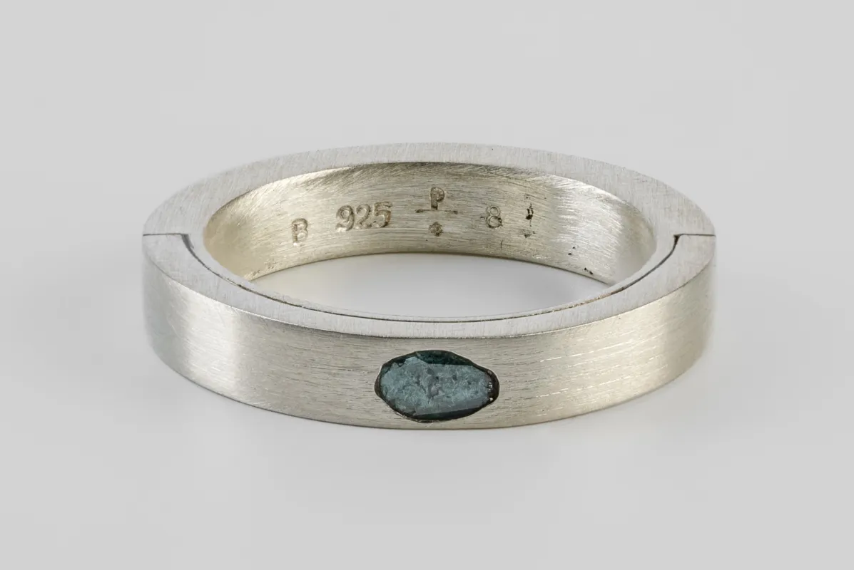 Sistema Ring (0.1 CT, Blue Diamond Slab, 4mm, MA+BDIA) sold by Parts of Four