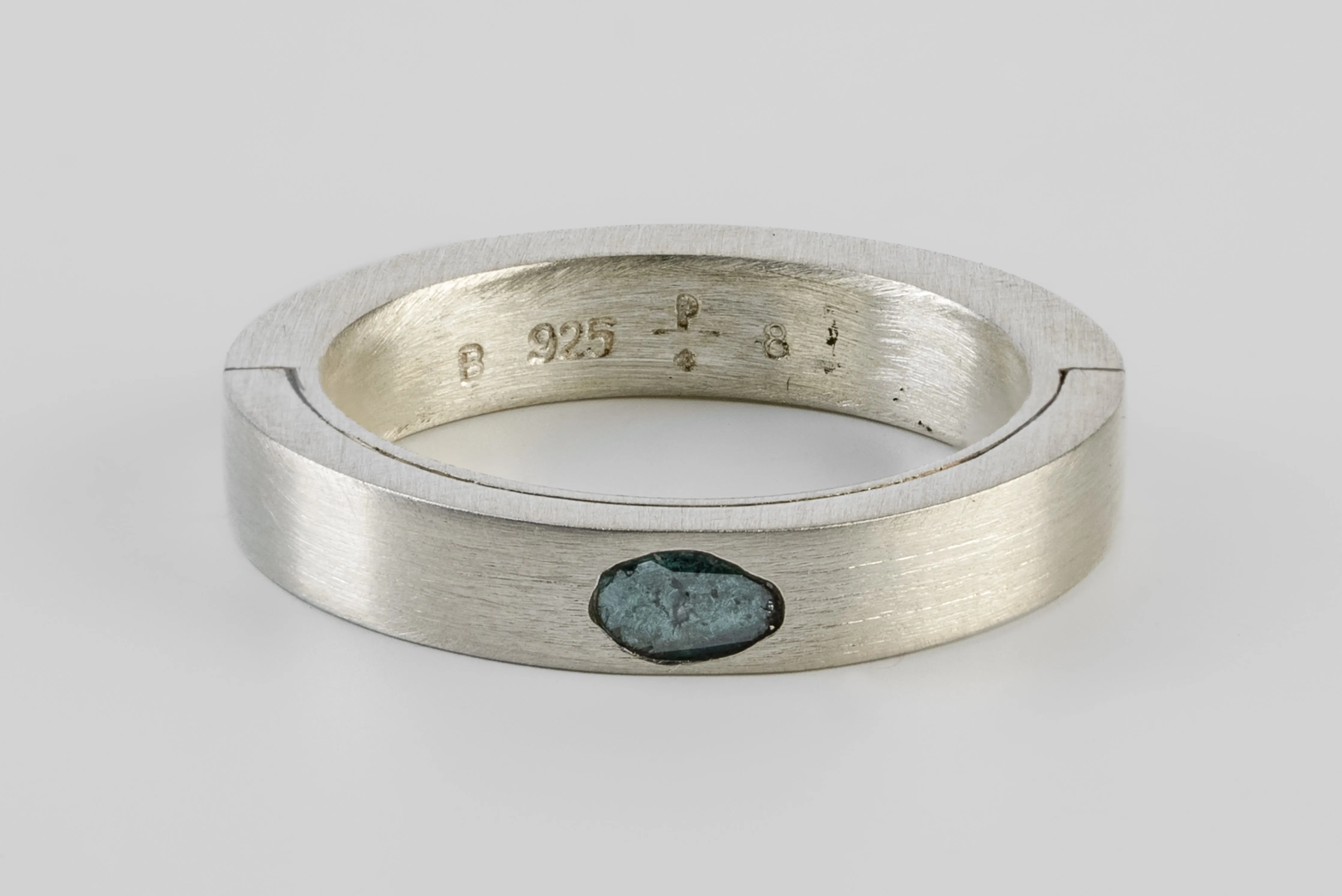 Sistema Ring (0.1 CT, Blue Diamond Slab, 4mm, MA+BDIA) sold by Parts of Four