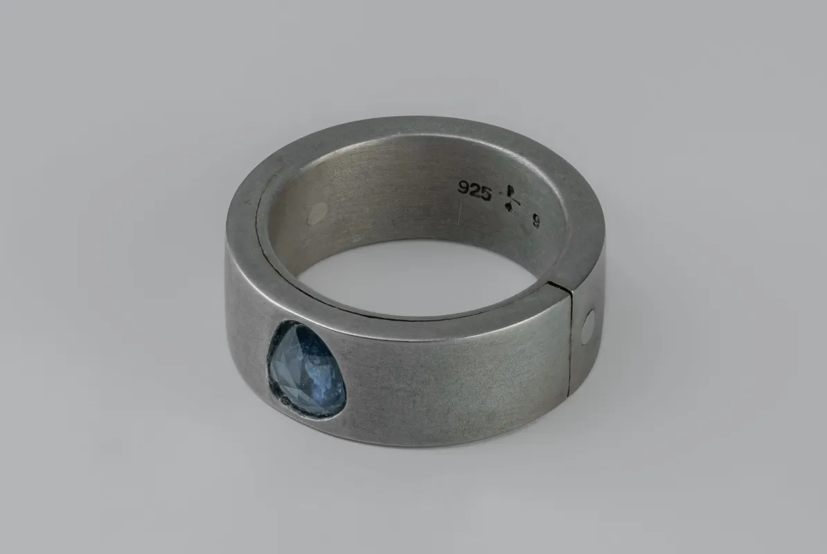 Sistema Ring (1.0 CT, Blue Sapphire Faceted Slab, 9mm, DA+BSAF) sold by Parts of Four