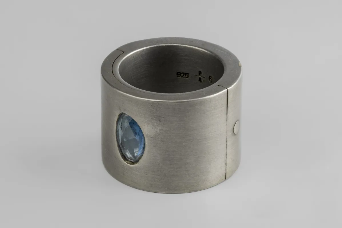 Sistema Ring (0.8 CT, Blue Sapphire Faceted Slab, 17mm, DA+BSAF) sold by Parts of Four