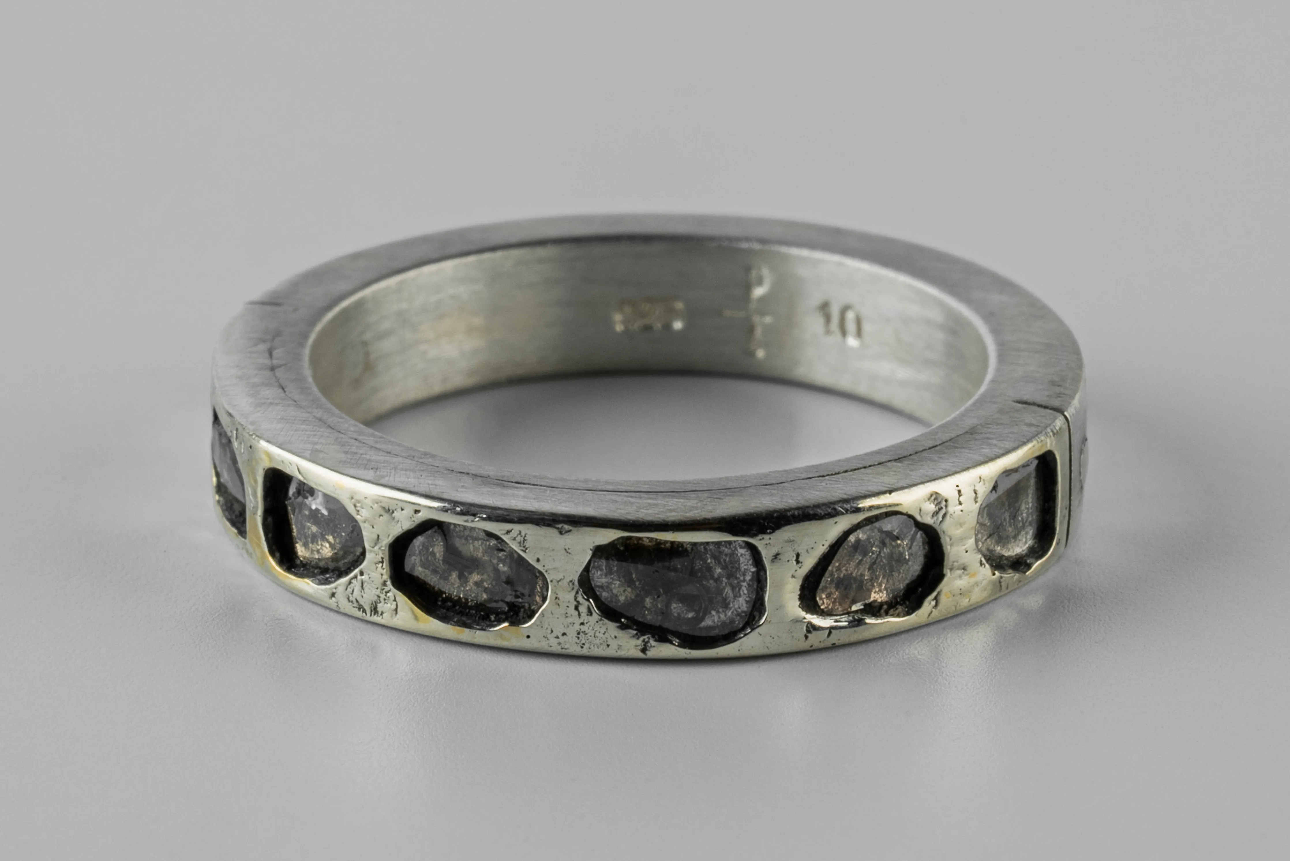 Sistema Ring (Fuse, Mega Pavé, 4mm, MA18K+DIA) sold by Parts of Four