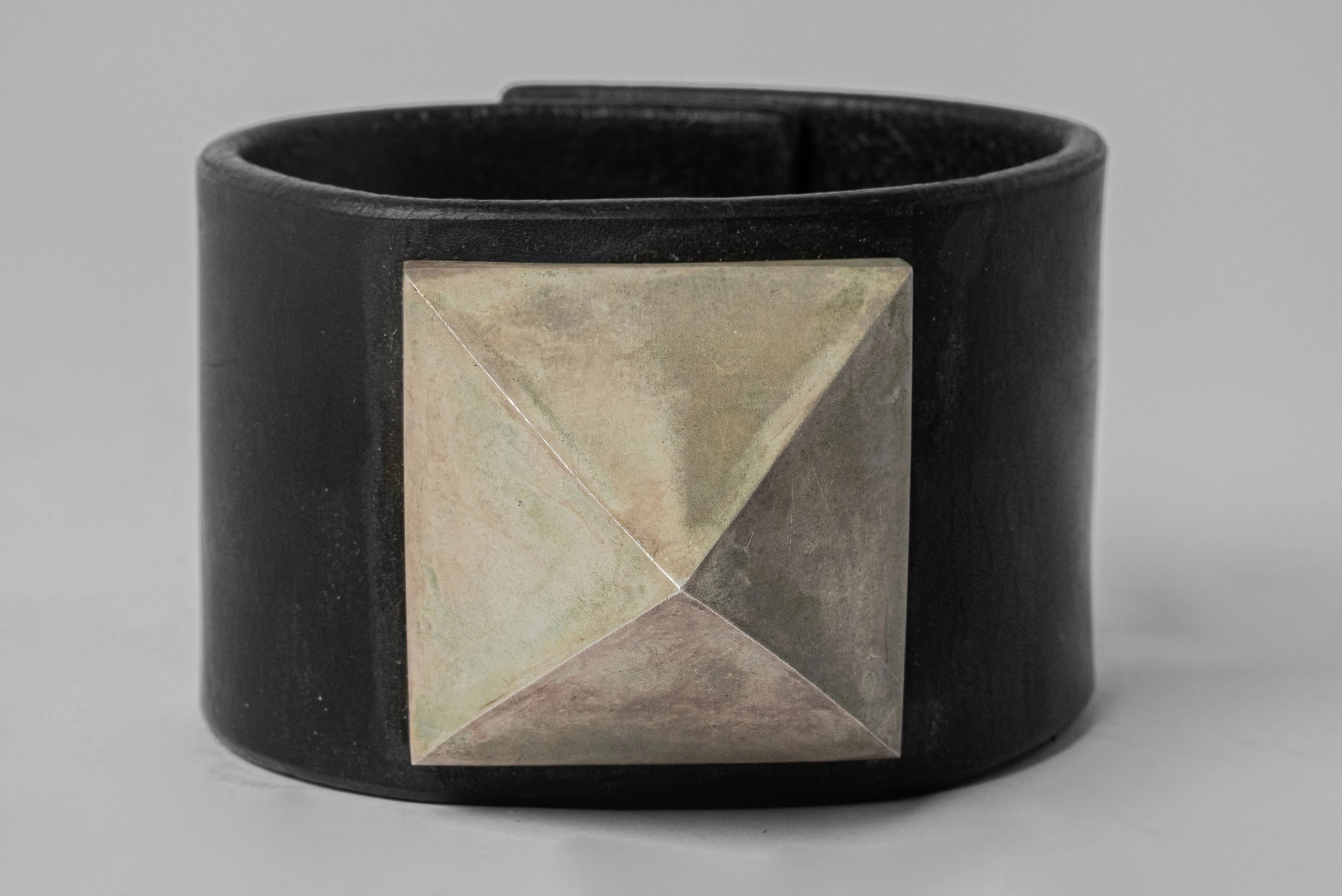 Restraint Charm Bracelet (Mega Pyramid Var., 50mm, BLK+UAS) sold by Parts of Four