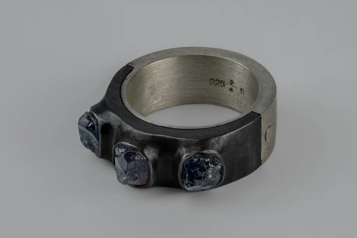 Sistema Ring (Terrestrial Surfaced, 3 Winza Sapphires, 9mm, MA+KA+WIS) sold by Parts of Four