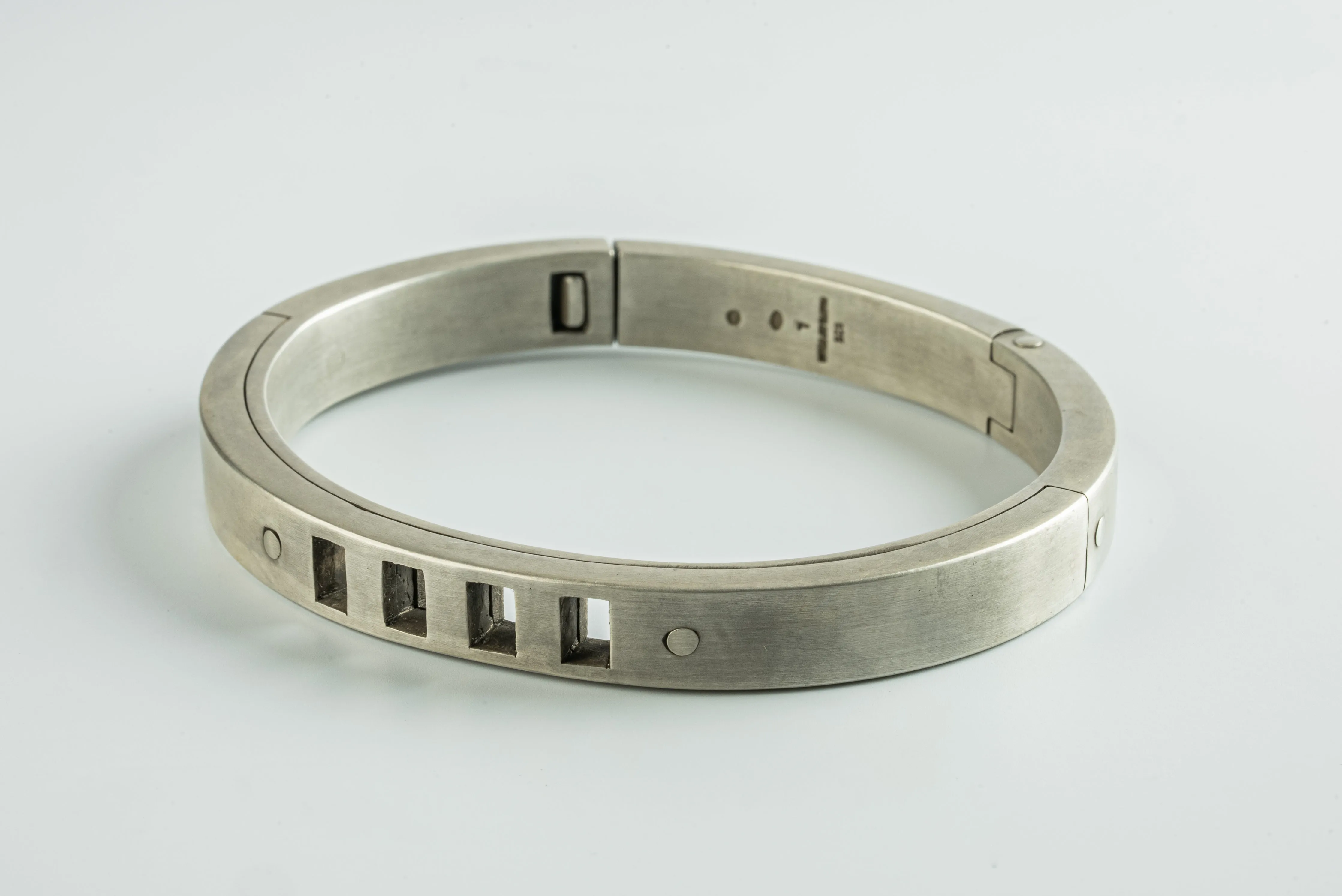 Sistema Bracelet v2 (4-Bar Punchout, 9mm, DA) sold by Parts of Four
