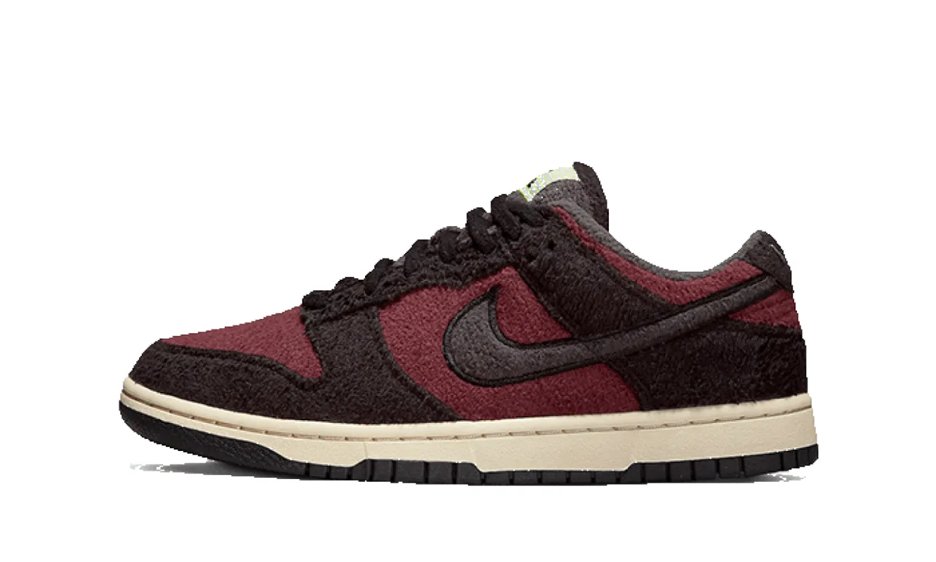 Nike Dunk Low Se Fleece Burgundy Crush sold by Addict Sneakers
