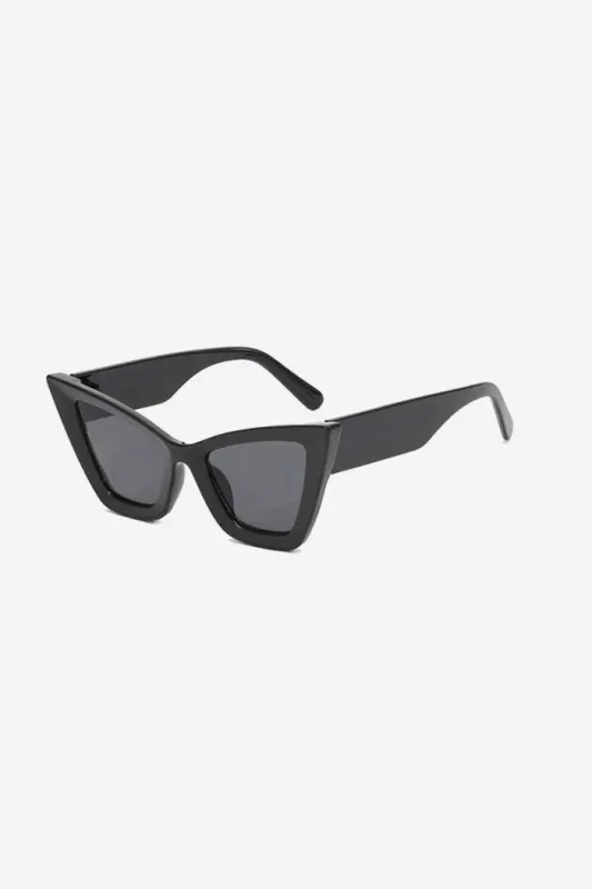 Angular Oversized Cat-Eye Sunglasses with Bold Frame Design – Black made by Sierra darien