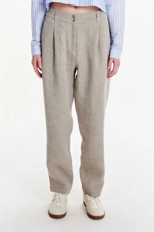 Trousers in a Beige Fluid and Structured Italian Linen Crepe sold by Delikatessen