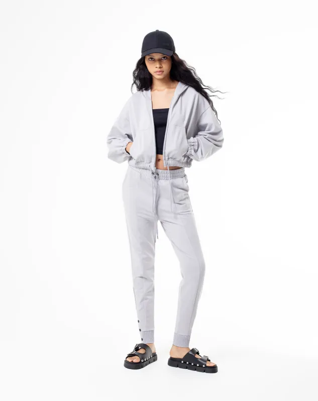 Jogger slim fit tiro medio gris sold by Gef