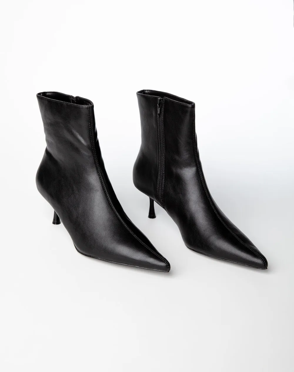 Botas caña baja negras sold by Gef