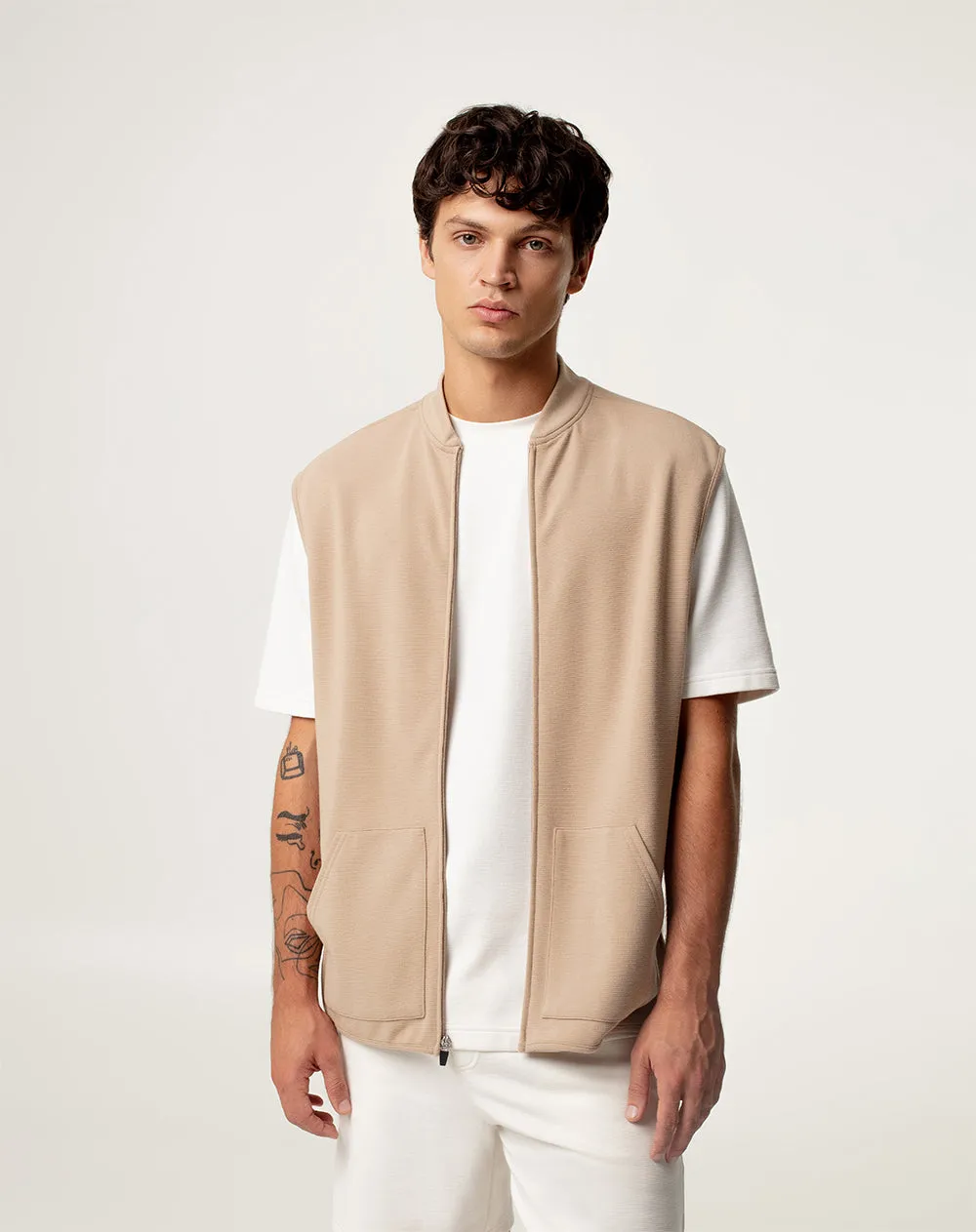 Chaleco regular fit sin capucha habano sold by Gef