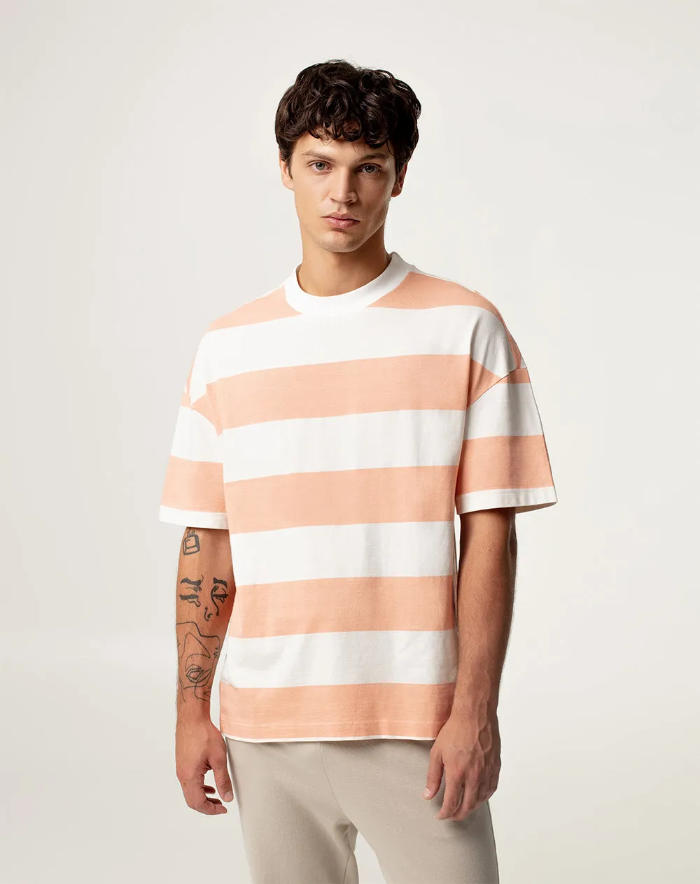 Camiseta regular fit manga corta naranja con rayas sold by Gef