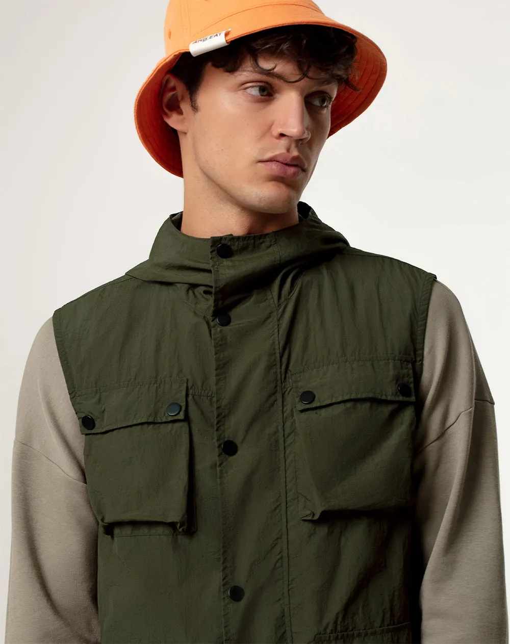 Chaleco regular fit con capucha verde militar sold by Gef product image thumbnail 3