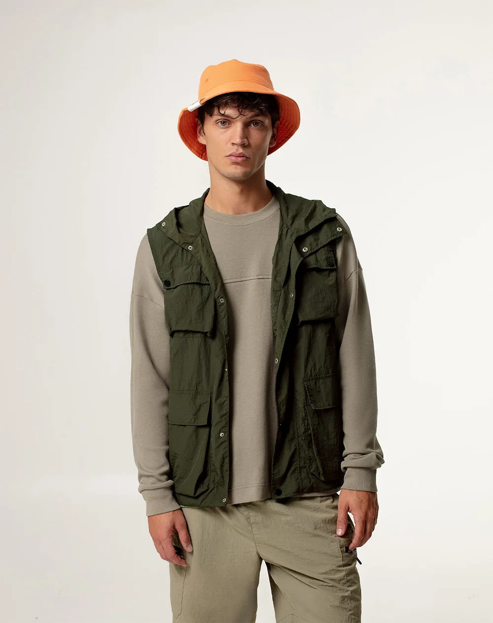 Chaleco regular fit con capucha verde militar sold by Gef