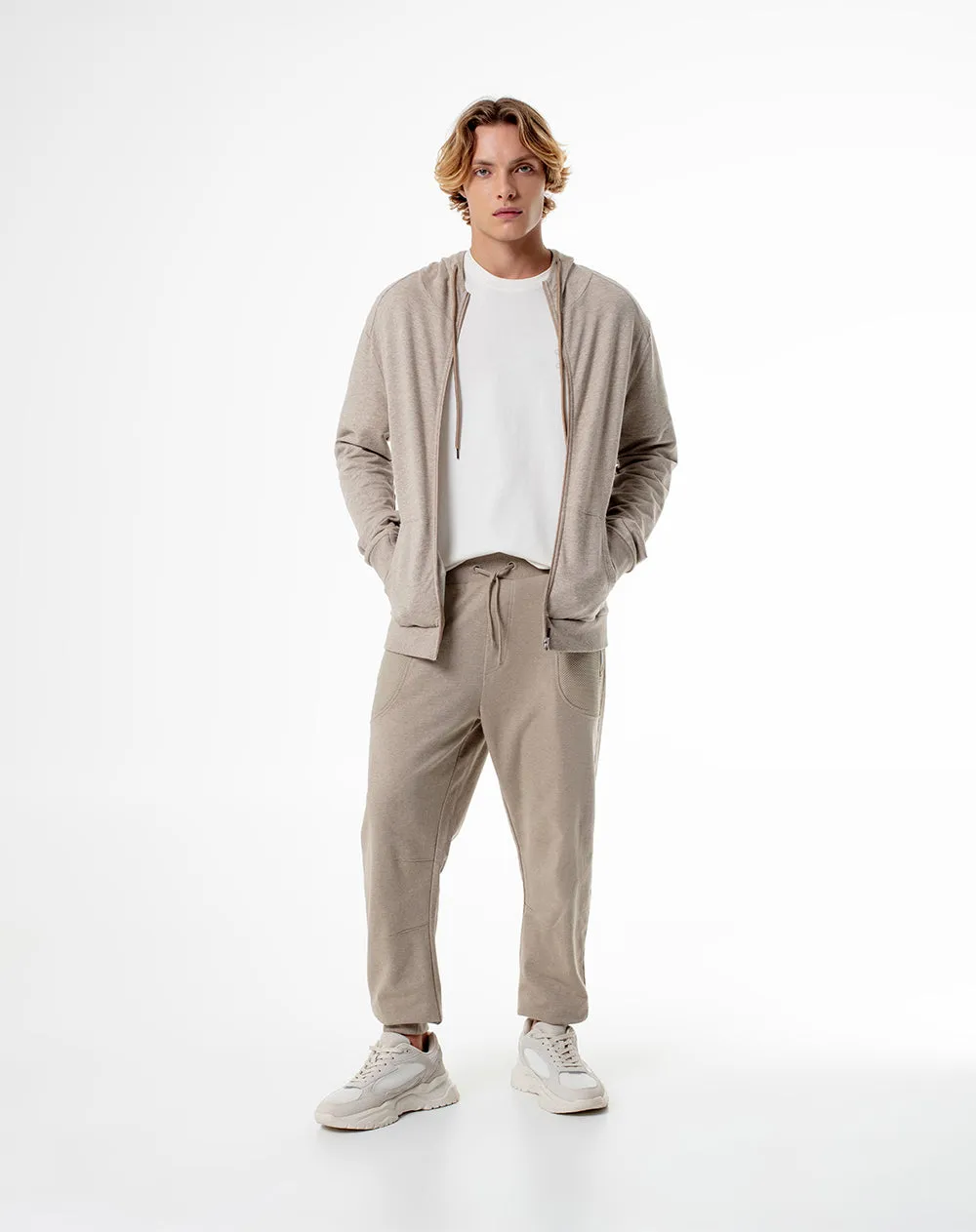 Jogger regular habano hombre sold by Gef