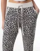 Pantalón Miwi slim fit tiro medio arena estampado sold by Gef