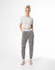 Pantalón Miwi slim fit tiro medio arena estampado sold by Gef