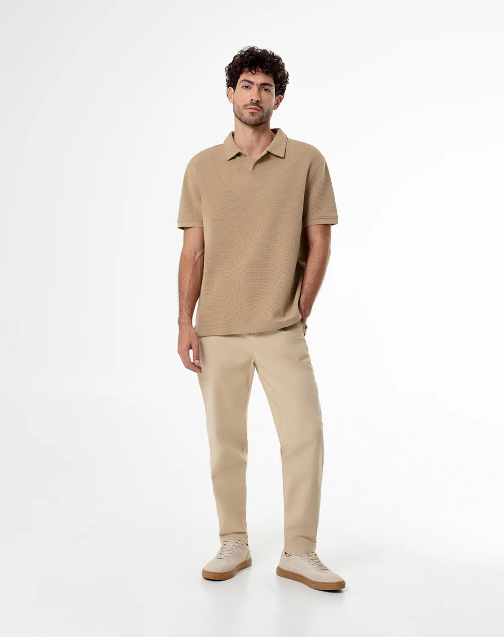 Pantalón regular fit tiro medio habano sold by Gef