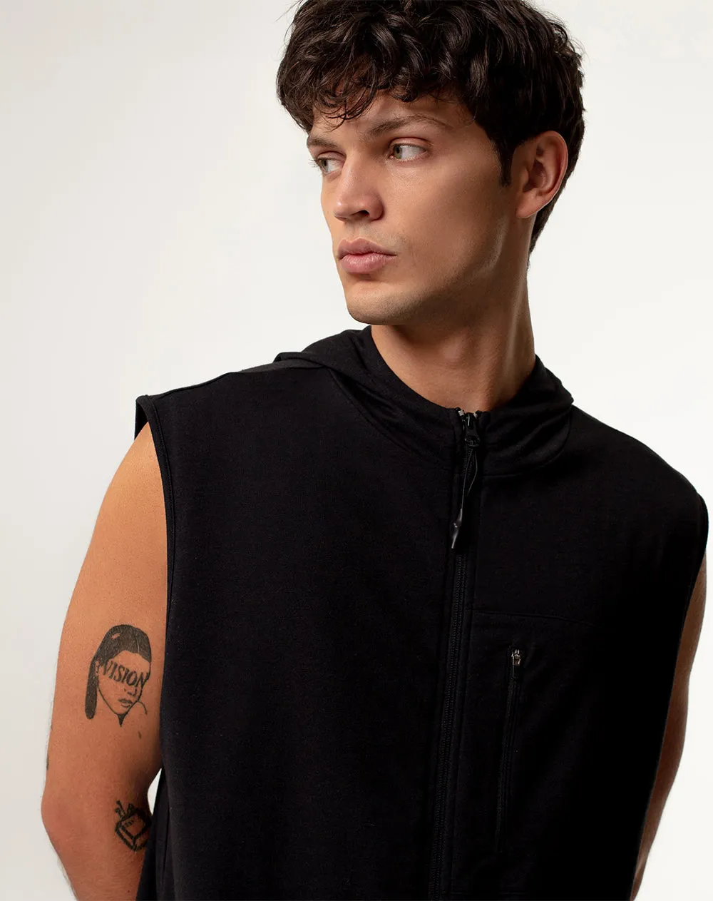 Chaleco regular fit con capucha negro sold by Gef product image thumbnail 3