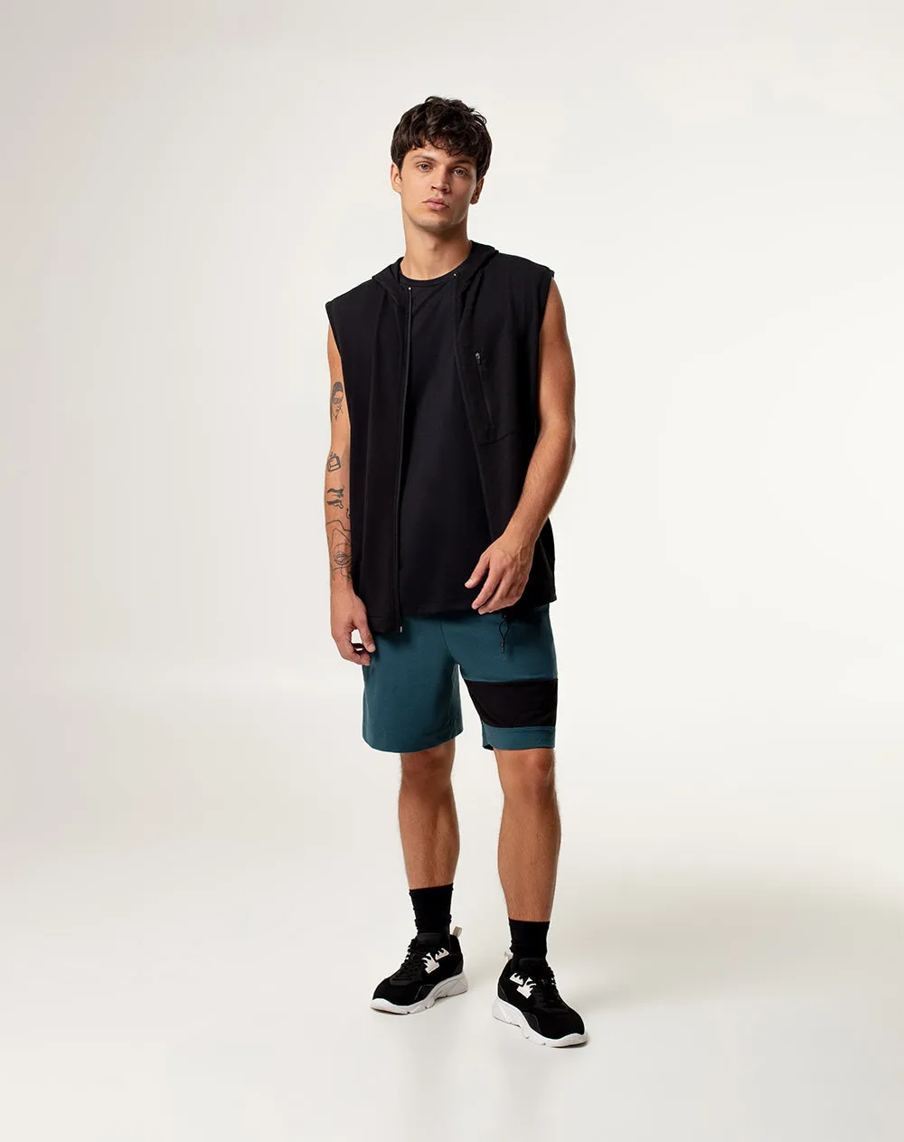 Chaleco regular fit con capucha negro sold by Gef product image thumbnail 4