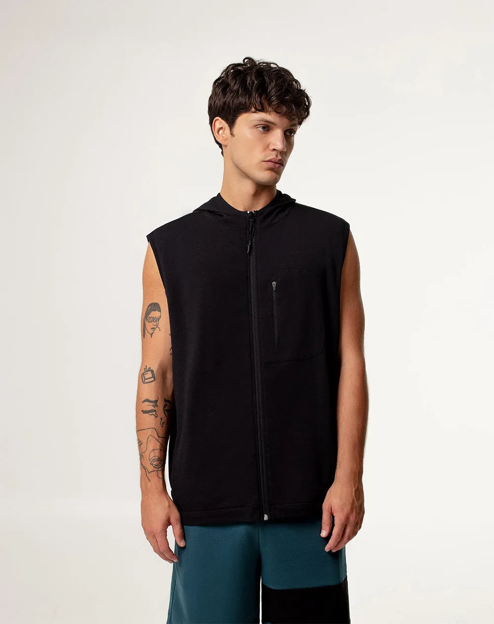 Chaleco regular fit con capucha negro sold by Gef