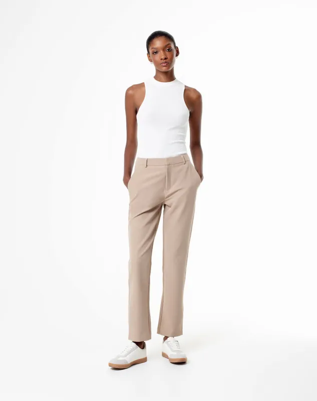 Pantalón tiro medio bolsillos laterales caqui para mujer sold by Gef