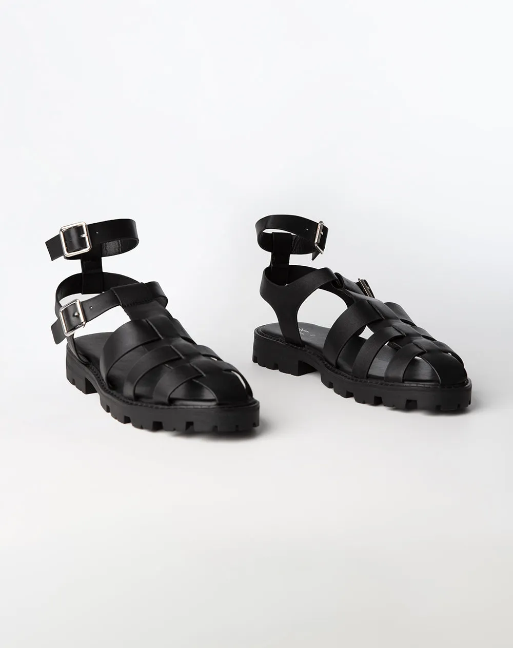 Sandalias negras sold by Gef