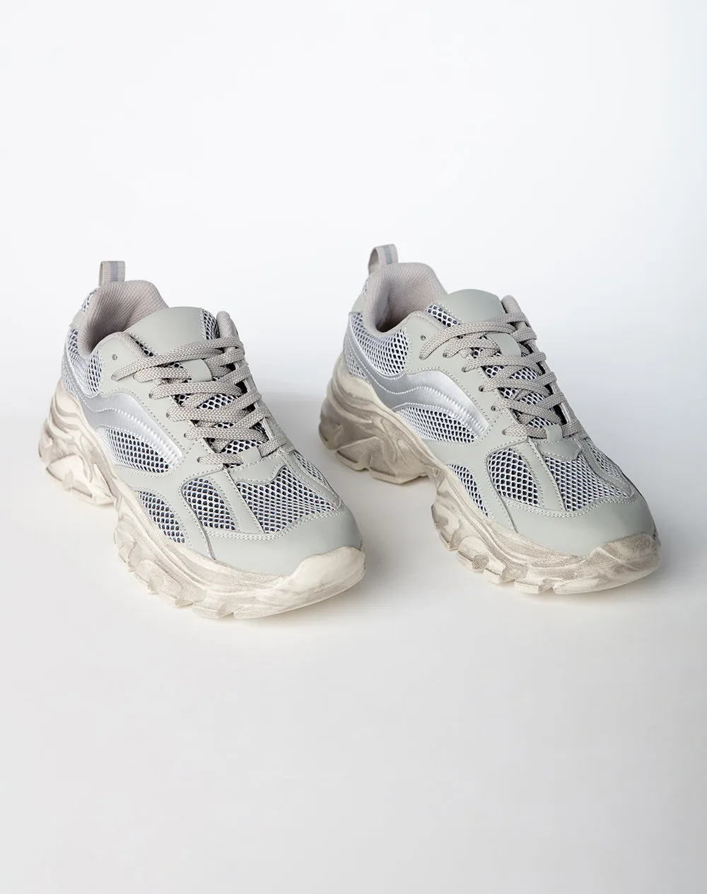 Tenis grises sold by Gef